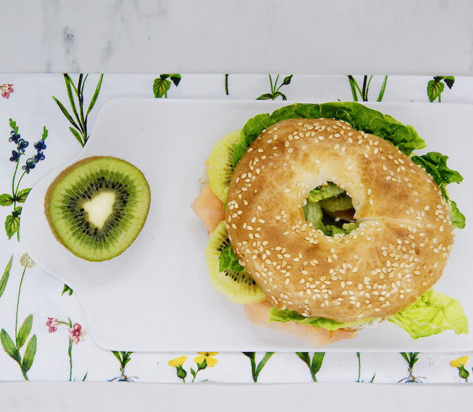 Bagel au saumon fumé et aux kiwis