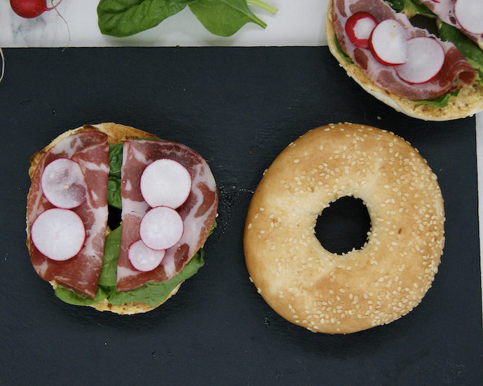 Bagel coppa, radis et épinards