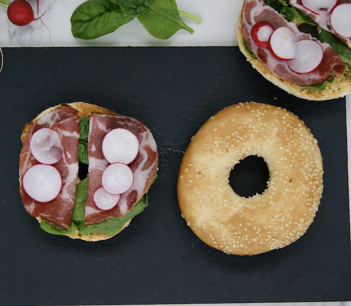 Bagel coppa, radis et épinards