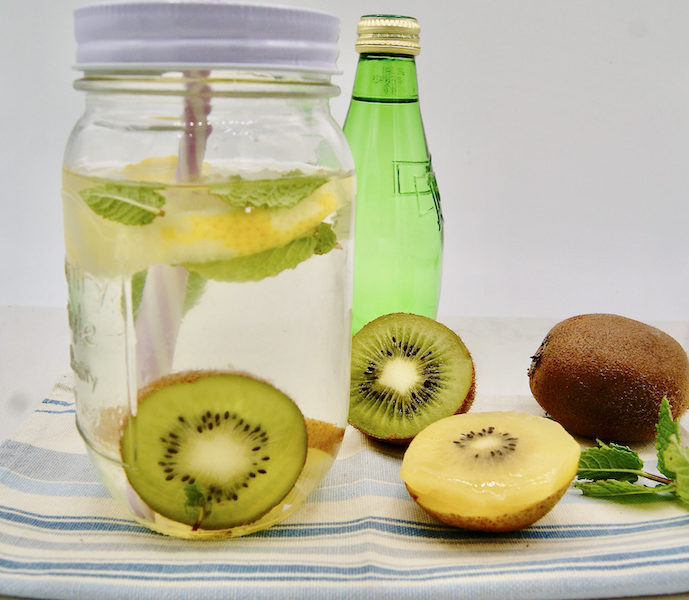 Eau détox citron, kiwi et menthe