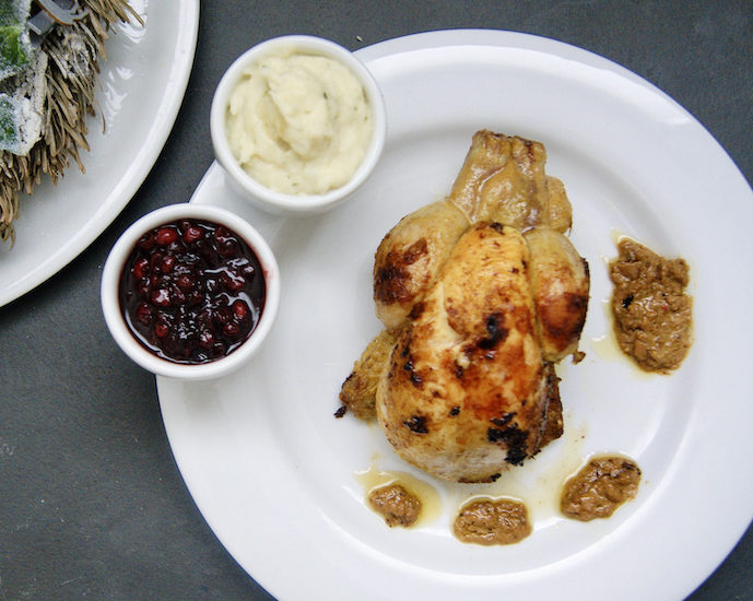 Coquelet rôti, sauce au foie gras, compote d’airelles et purée de céléri-rave