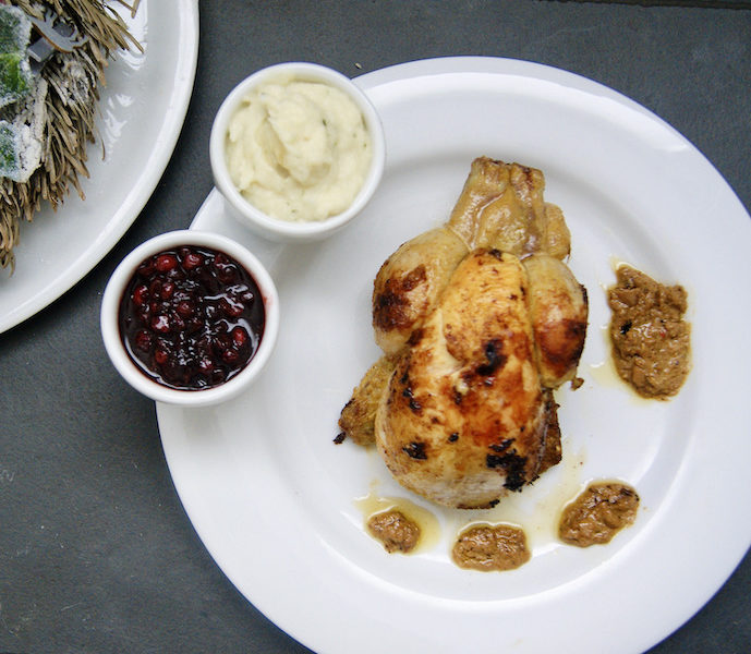 Coquelet rôti, sauce au foie gras, compote d’airelles et purée de céléri-rave