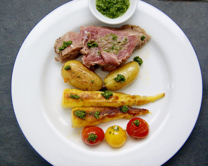 Agneau au chimichurri aux panais et petites tomates