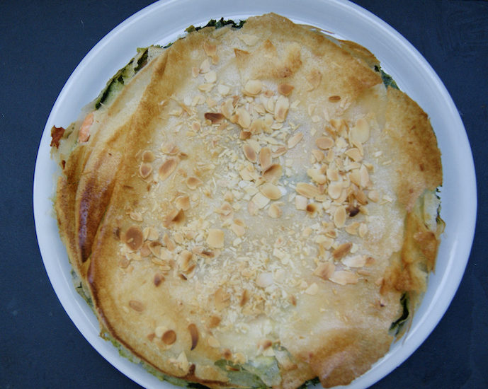 Pastilla de saumon aux épinards et aux amandes