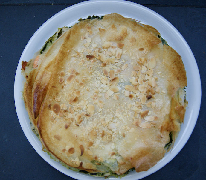 Pastilla de saumon aux épinards et aux amandes