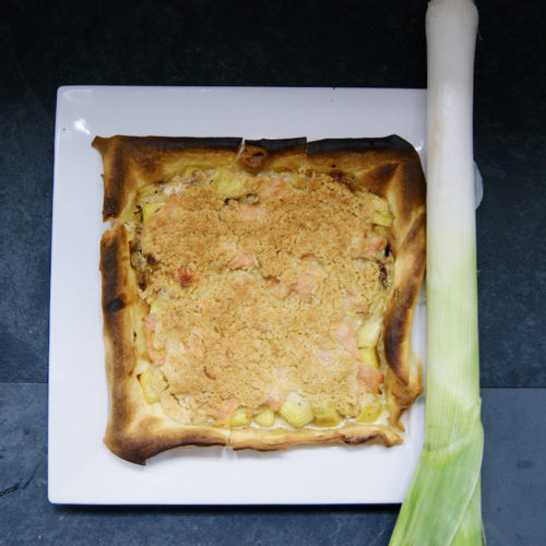 Tarte aux poireaux, saumon fumé et crumble de parmesan