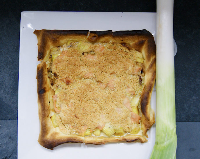 Tarte aux poireaux, saumon fumé et crumble de parmesan