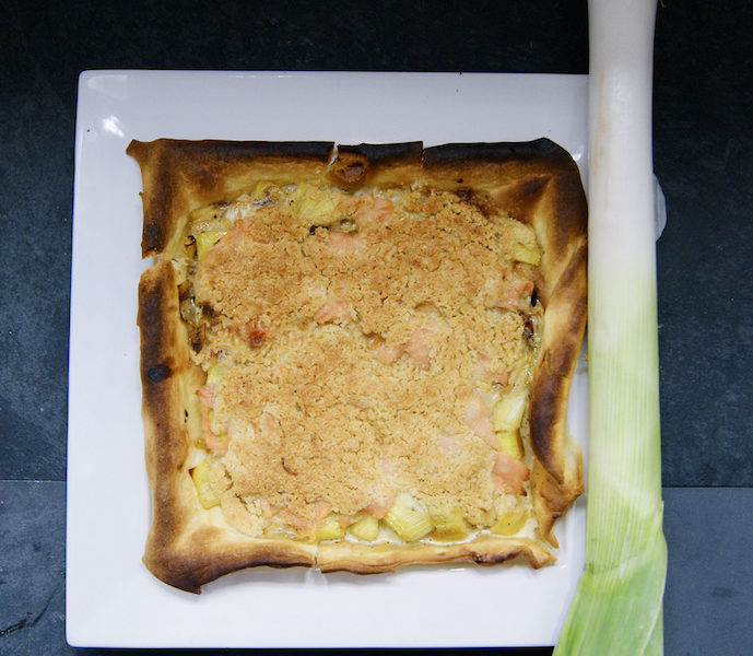 Tarte aux poireaux, saumon fumé et crumble de parmesan