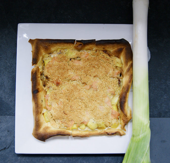 Tarte aux poireaux, saumon fumé et crumble de parmesan