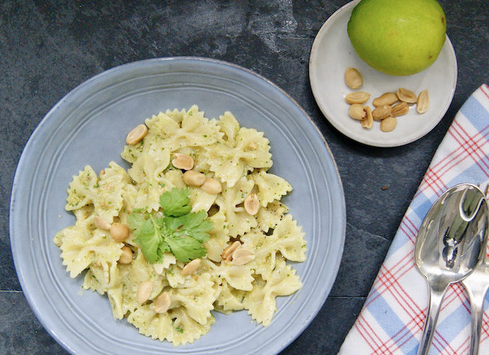 Pâtes au pesto de coriandre et cacahuètes