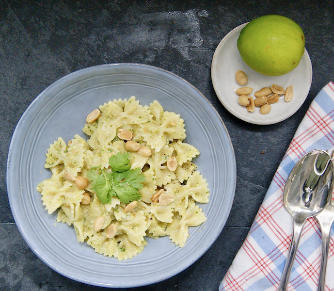 Pâtes au pesto de coriandre et cacahuètes
