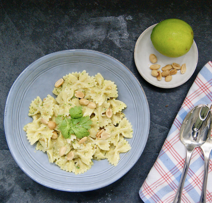 Pâtes au pesto de coriandre et cacahuètes
