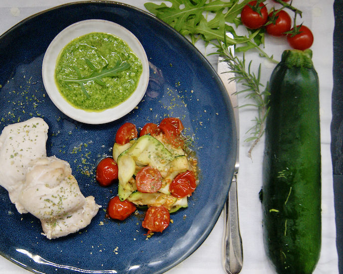 Blancs de poulet pochés, courgettes et pesto de roquette à la menthe