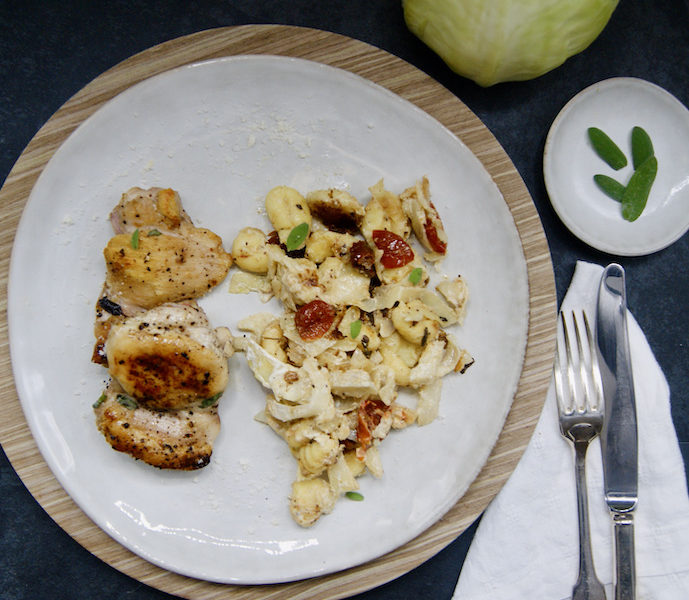 Poulet, gnocchis, chou et tomates séchées