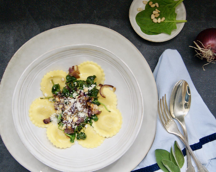 Ravioli au fromage, épinards, oignons caramélisés et pignons de pin