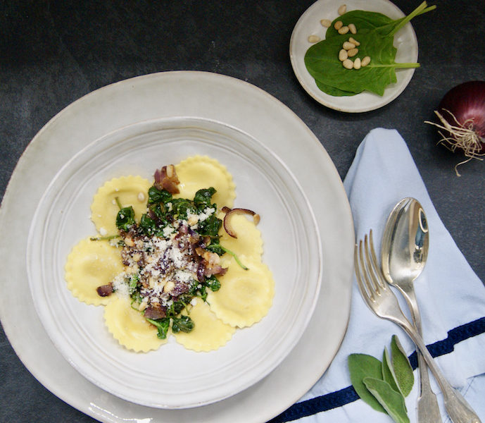 Ravioli au fromage, épinards, oignons caramélisés et pignons de pin