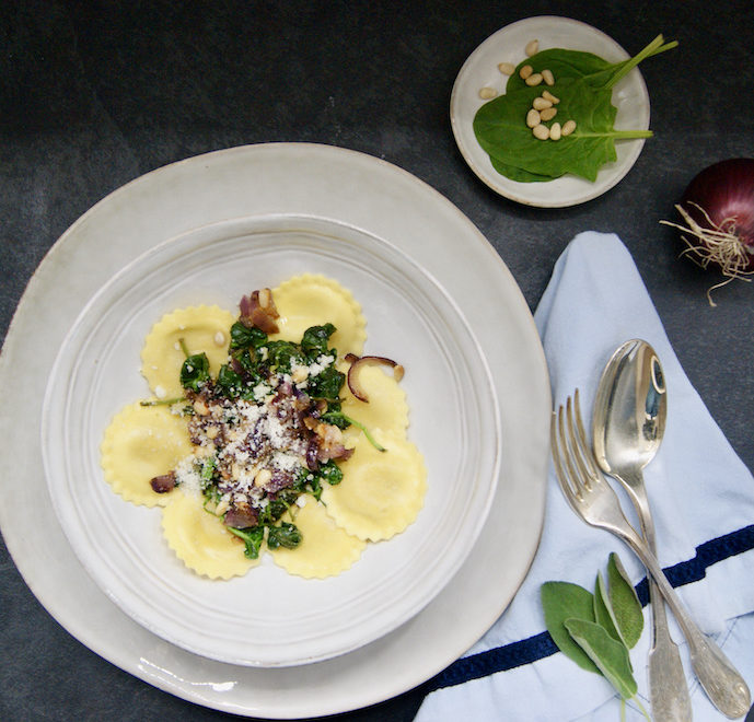 Ravioli au fromage, épinards, oignons caramélisés et pignons de pin