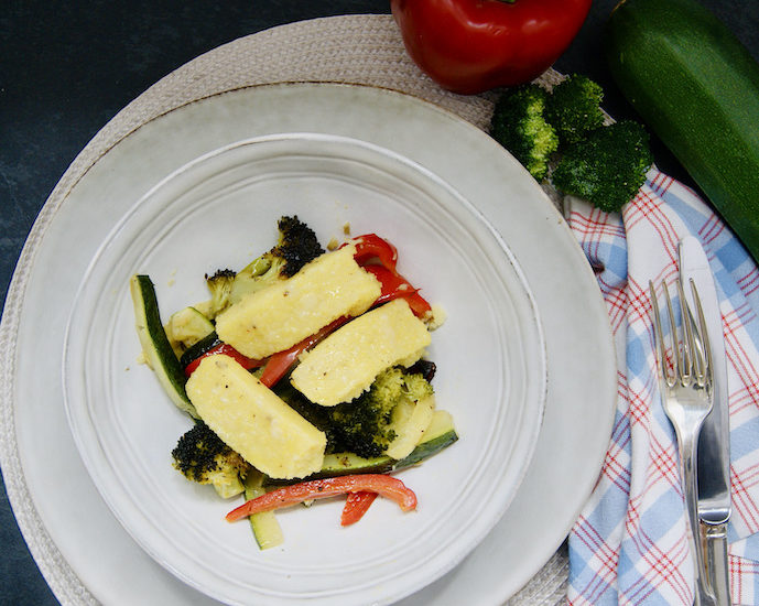 Bâtonnets de polenta frits au parmesan et légumes rôtis à l’ail