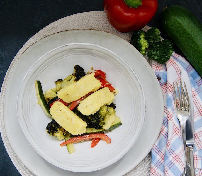 Bâtonnets de polenta frits au parmesan et légumes rôtis à l’ail
