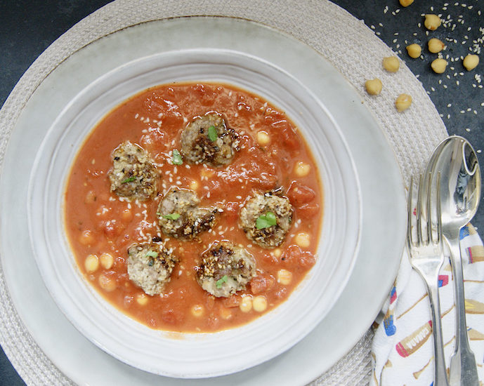 Boulettes de viande hachée, sésame et pois chiches