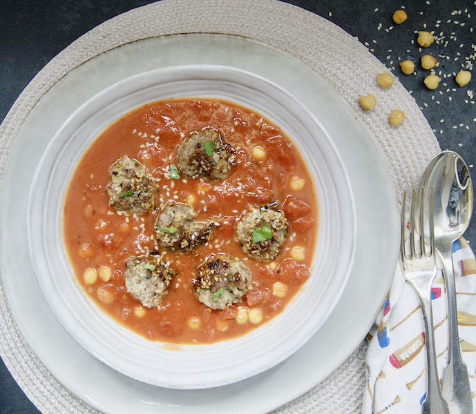 Boulettes de viande hachée, sésame et pois chiches