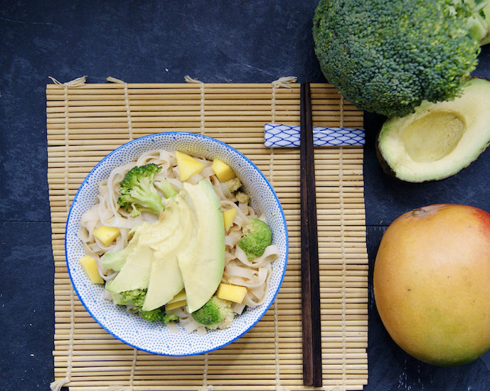 Nouilles de riz, brocoli, avocat et mangue
