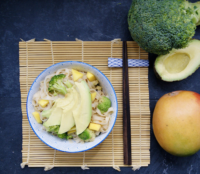 Nouilles de riz, brocoli, avocat et mangue