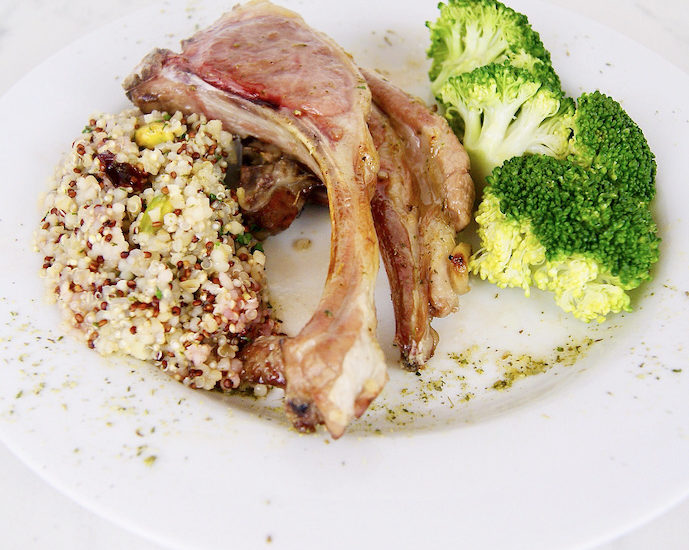 Carré d’agneau rôti, quinoa aux herbes et fruits séchés