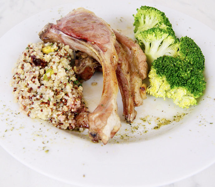 Carré d’agneau rôti, quinoa aux herbes et fruits séchés