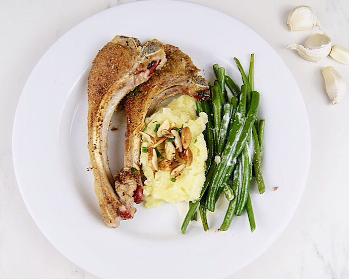 Côtes d’agneau grillées en chapelure aux haricots verts sautés à la crème à l’ail