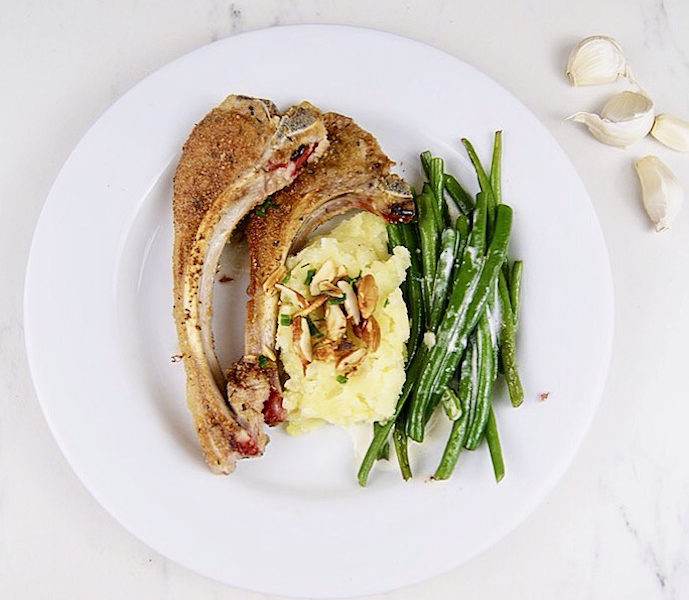 Côtes d’agneau grillées en chapelure aux haricots verts sautés à la crème à l’ail