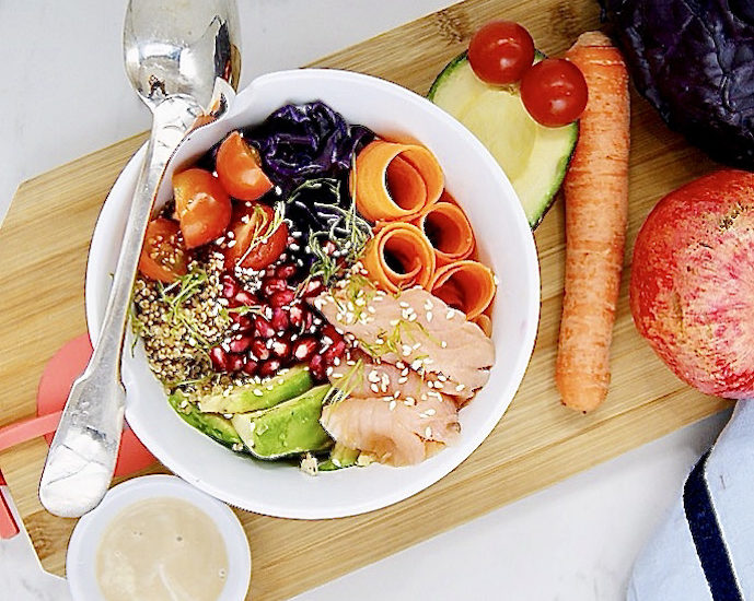 Poke bowl au saumon fumé, quinoa et chou rouge