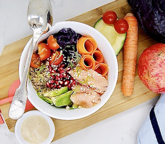 Poke bowl au saumon fumé, quinoa et chou rouge