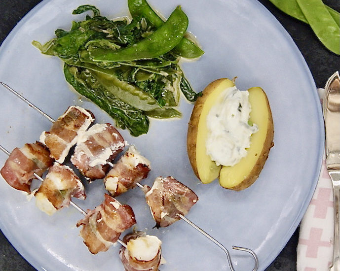Brochettes de poisson et sauge, pois mange-tout et épinards