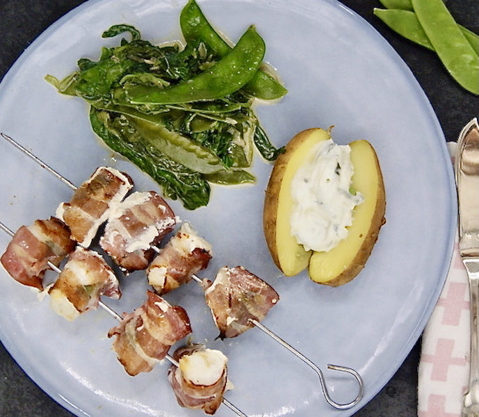 Brochettes de poisson et sauge, pois mange-tout et épinards