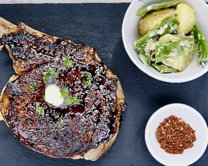 Côte de boeuf grillée et salade de pommes de terre aux pois mange-tout