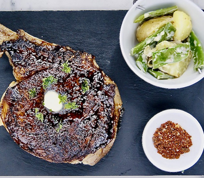 Côte de boeuf grillée et salade de pommes de terre aux pois mange-tout