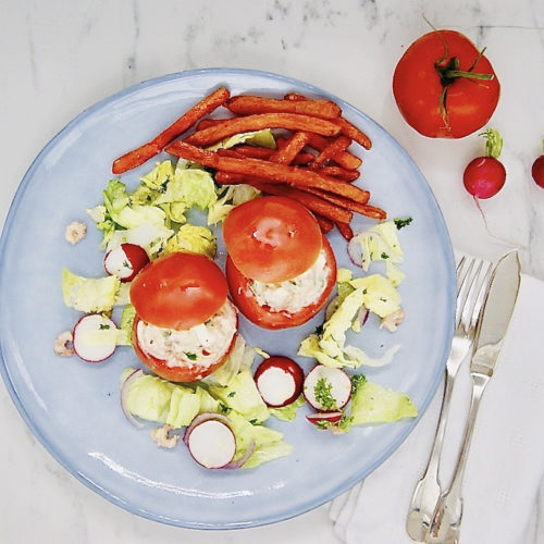 Tomates crevettes, salade et frites de patates douces