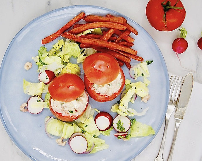 Tomates crevettes, salade et frites de patates douces