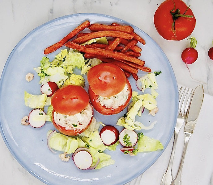 Tomates crevettes, salade et frites de patates douces