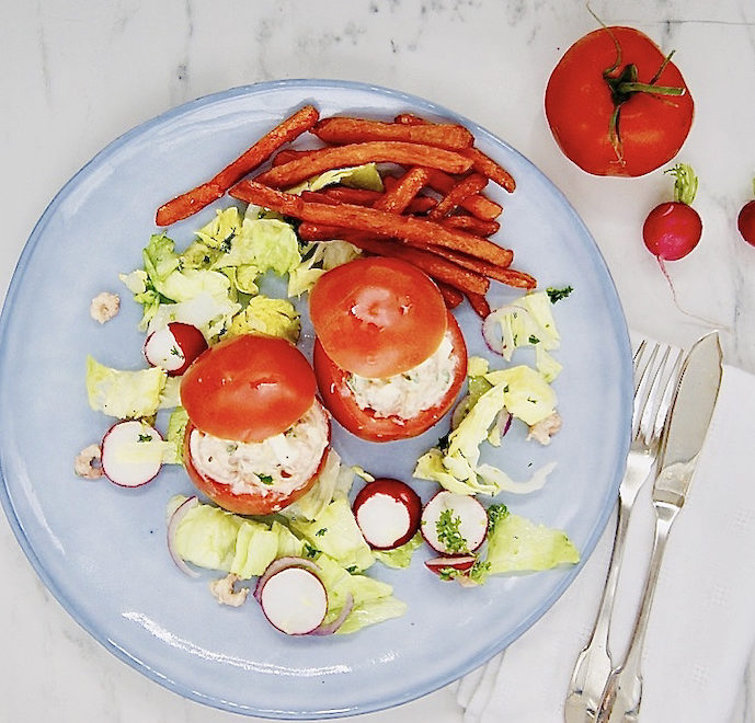 Tomates crevettes, salade et frites de patates douces