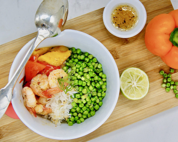 Poke bowl aux crevettes, poivrons rôtis et petits pois