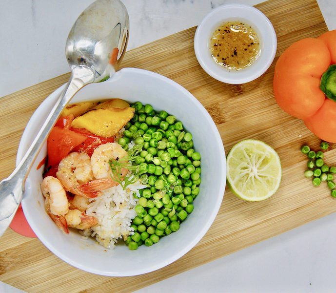 Poke bowl aux crevettes, poivrons rôtis et petits pois