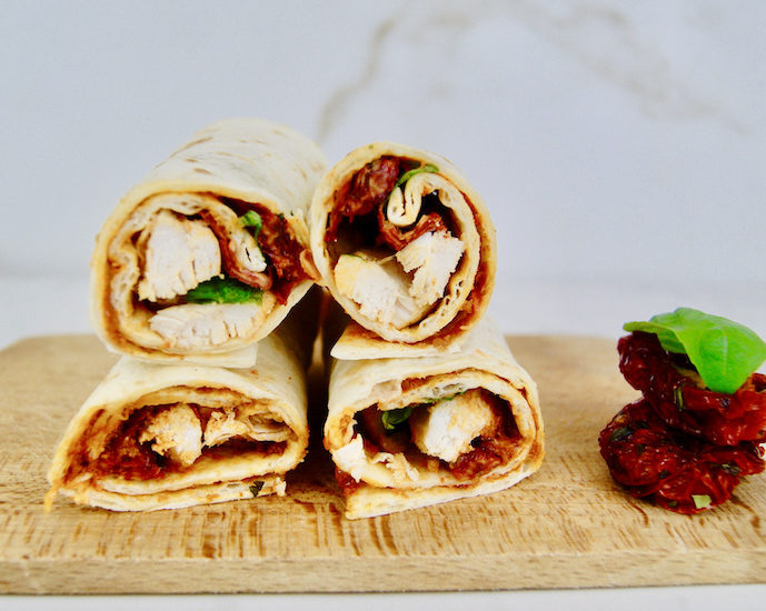 Wrap au poulet, pesto rouge et tomates séchées