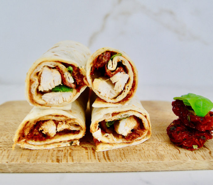 Wrap au poulet, pesto rouge et tomates séchées