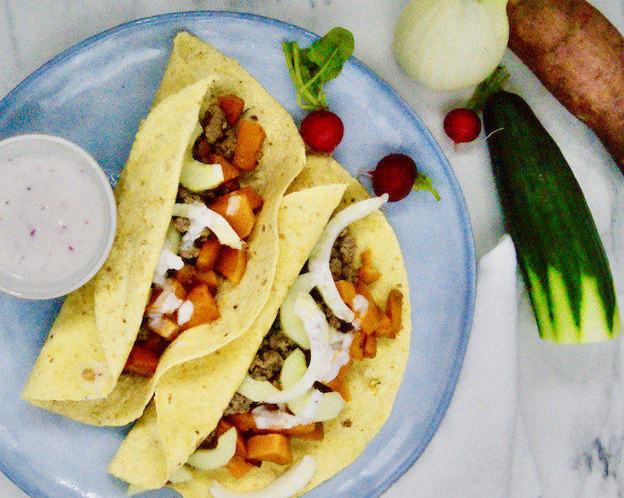 Tacos aux patates douces, concombre, fenouil et tzatziki aux radis