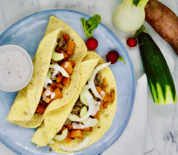 Tacos aux patates douces, concombre, fenouil et tzatziki aux radis