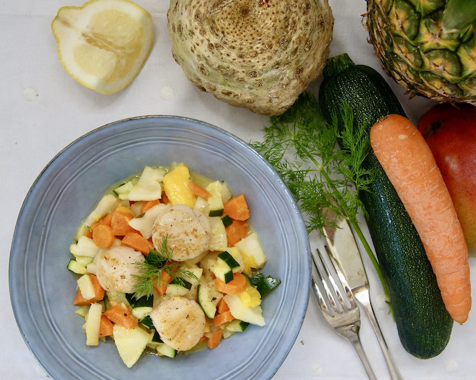 Noix de Saint Jacques garnies de fruits et de légumes