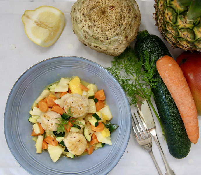 Noix de Saint Jacques garnies de fruits et de légumes