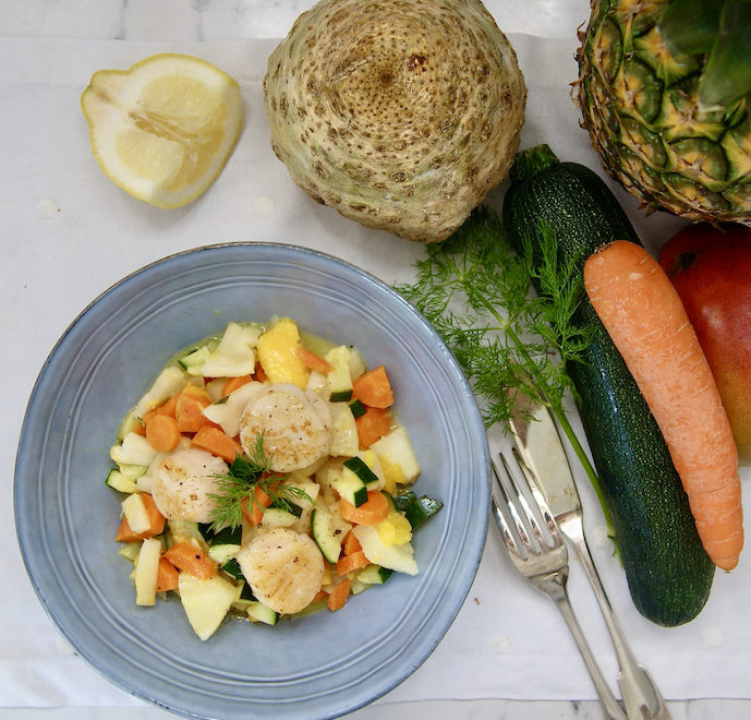 Noix de Saint Jacques garnies de fruits et de légumes